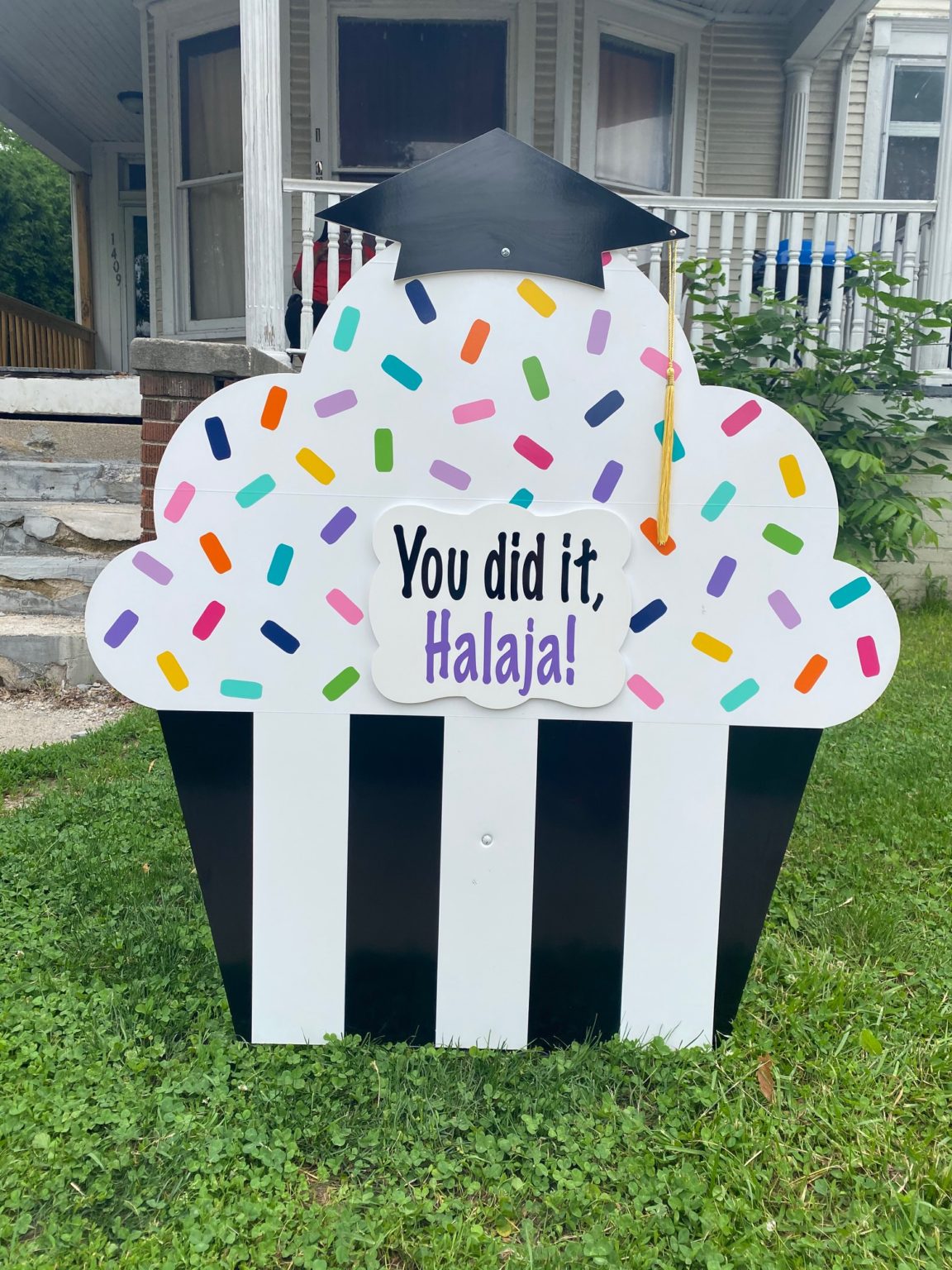 surprise-front-yard-graduation-sign-peoria-il-stork-co-illionois